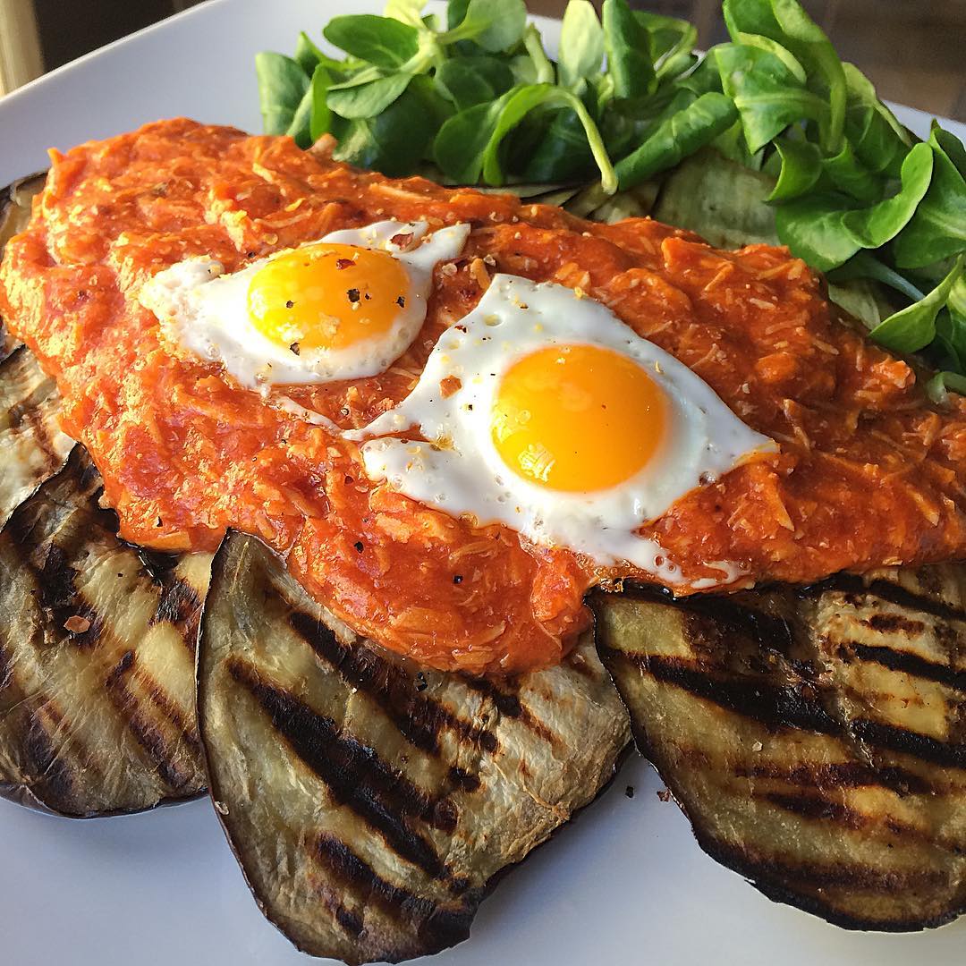 Berenjena a la plancha con salsa de tomate