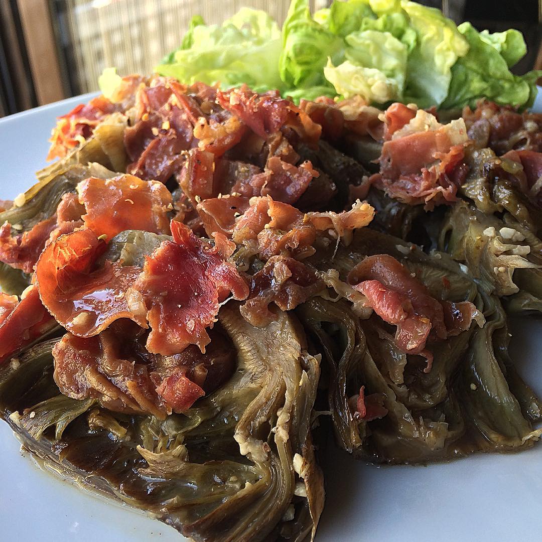 Alcachofas cocidas con jamón y dátiles