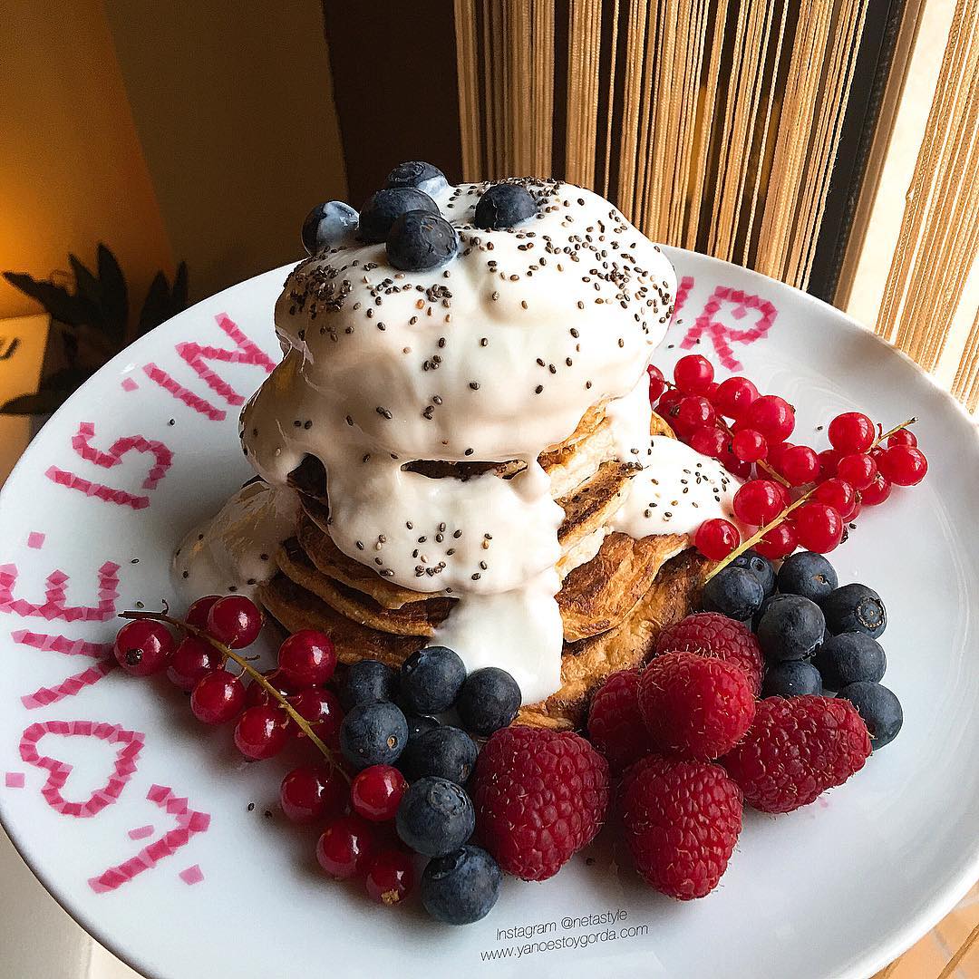 TORTITAS DE AVENA LIGERAS CON FRUTOS DEL BOSQUE