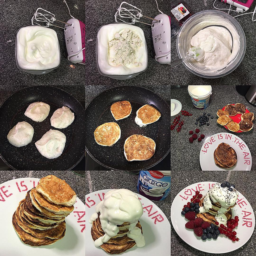 TORTITAS DE AVENA LIGERAS CON FRUTOS DEL BOSQUE Tortitas de avena con frutas del bosque