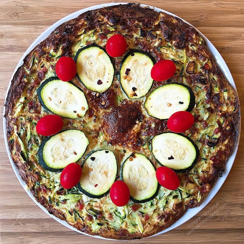 Tortilla de calabacín, puerro y jamón al microondas