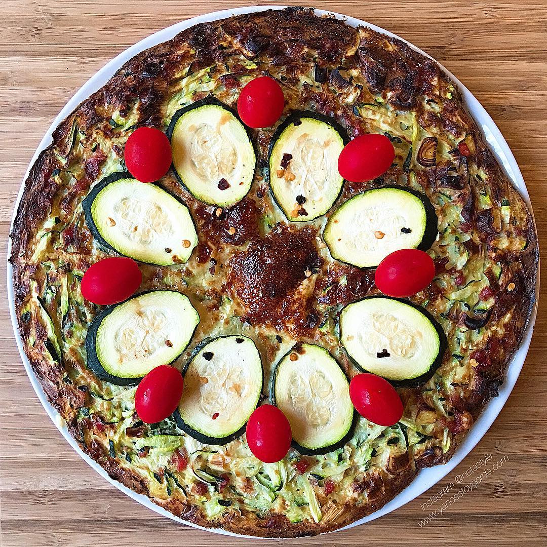 Tortilla de calabacín, puerro y jamón al microondas