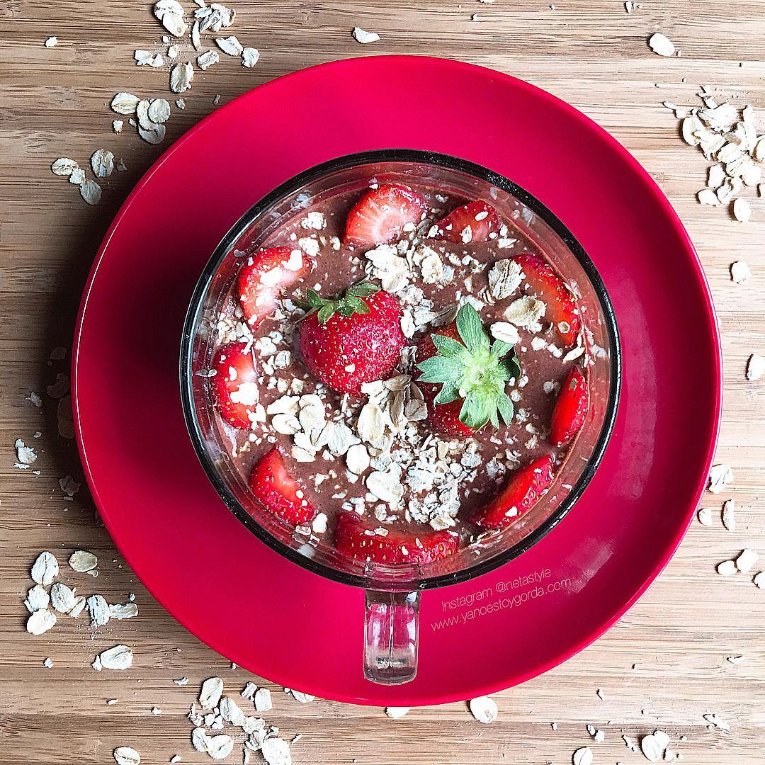 Overnight oats con cacao y fresas "fit" (Gachas de avena)