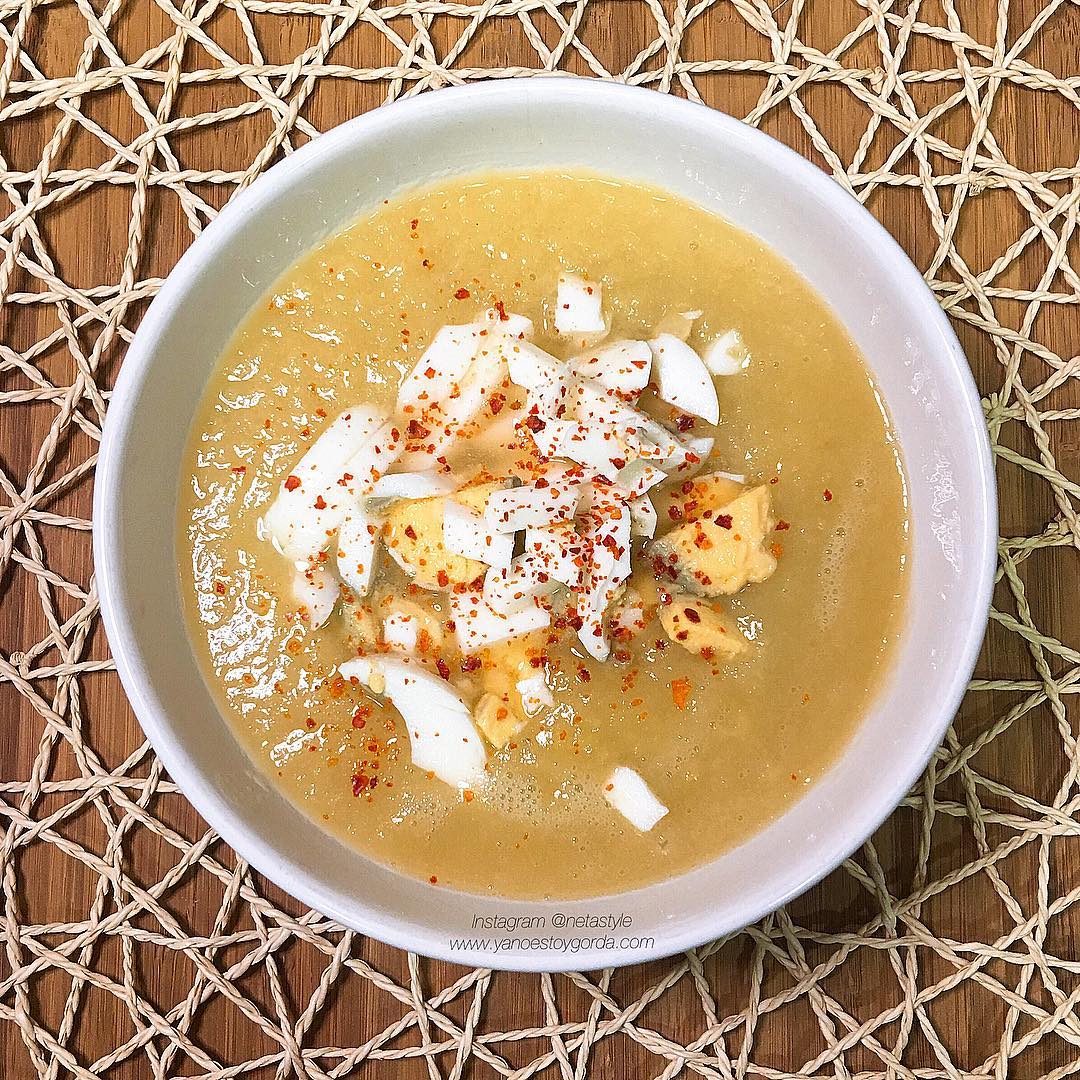 Puré de puerro, cebolla y pollo con huevo cocido