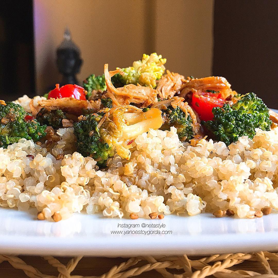 Quinoa con brócoli, pollo y cherrys