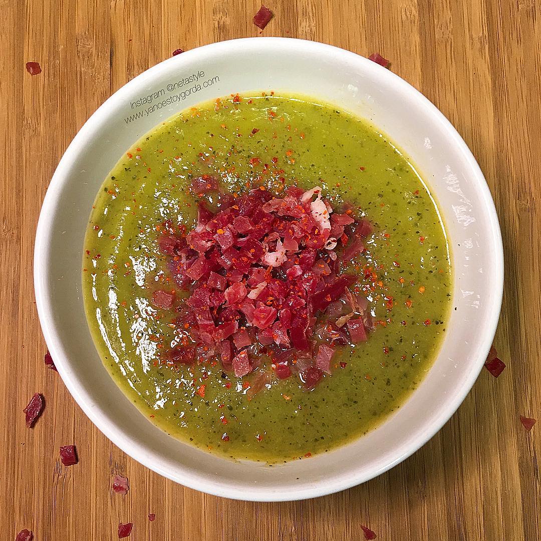 Puré de calabacín, cebolla y pollo con jamón