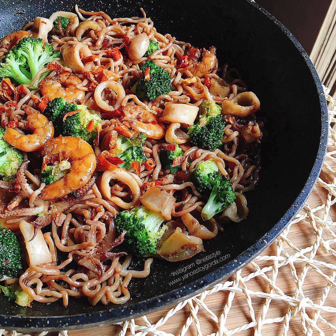 Espaguetis konjac picantones con calamares, langostinos y brócoli a la soja