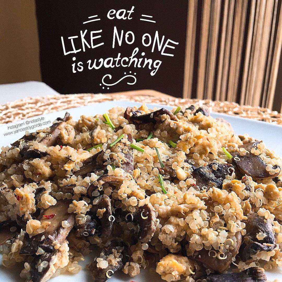 Quinoa con champiñones, huevos revueltos y cebollino