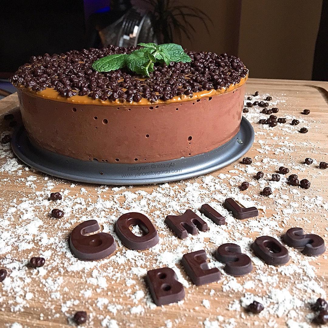 Chessecake de cacao "fit" con manteca de cacahuete y bolitas proteicas crujientes