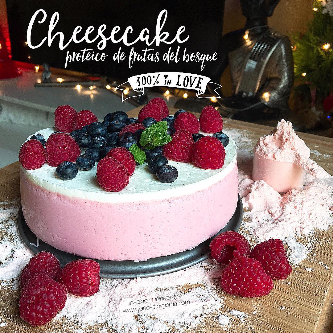 Cheesecake proteico de frutas del bosque