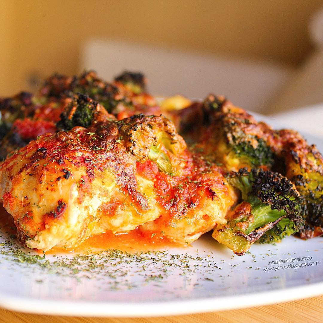 Pollo con tomate y brócoli gratinado al microondas
