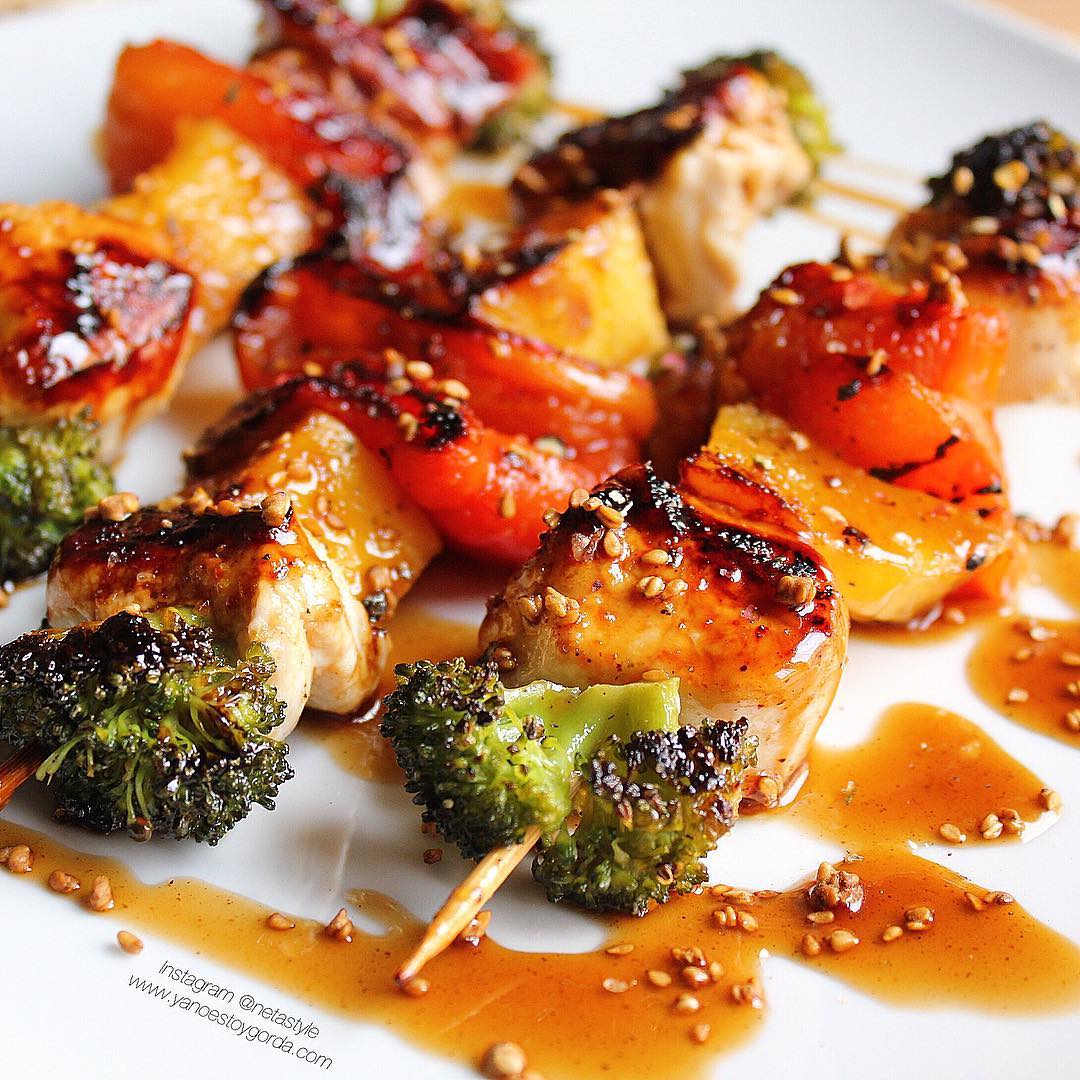 Brochetas de pollo y mango a la plancha