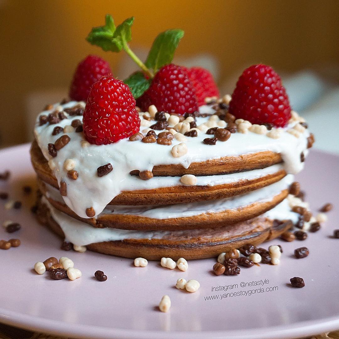 Esponjosas tortitas de avena y frambuesas Esponjosas tortitas de avena y frambuesas