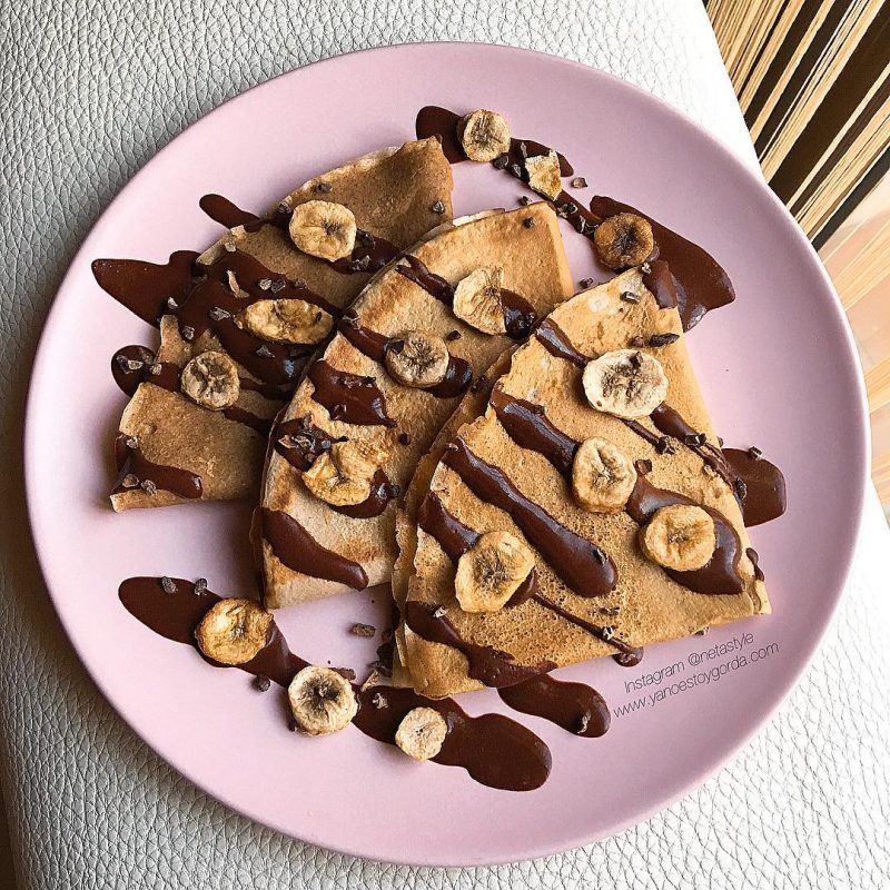 Crepes de avena, maca y canela con sirope de cacao