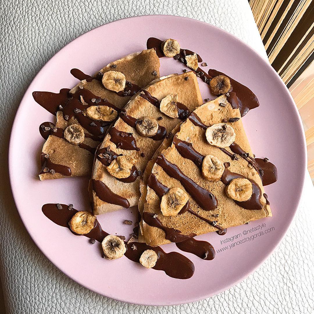 Crepes de avena, maca y canela con sirope de cacao