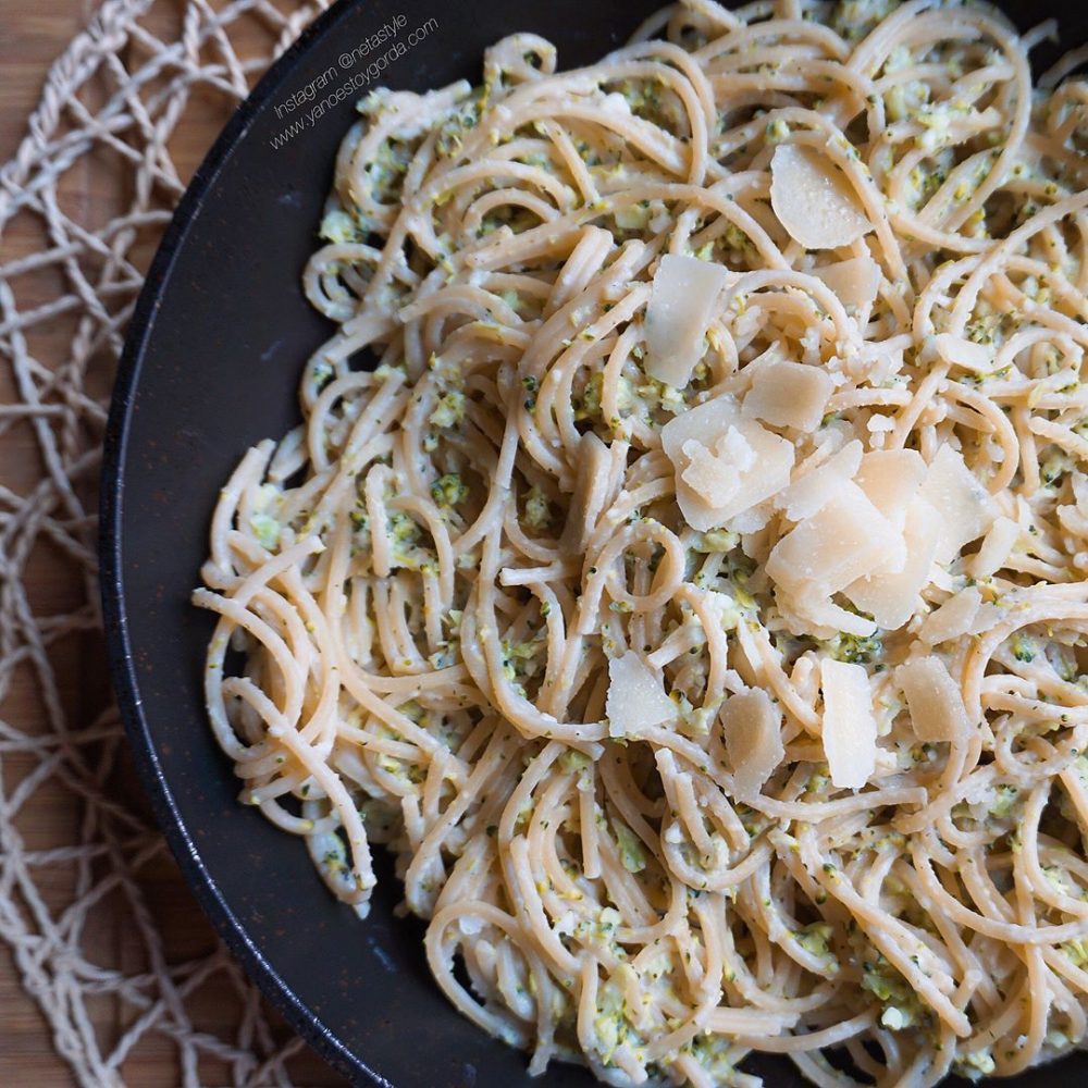 ESPAGUETIS CON BRÓCOLI Y CREMA DE QUESO ESPAGUETIS CON BRÓCOLI Y CREMA DE QUESO
