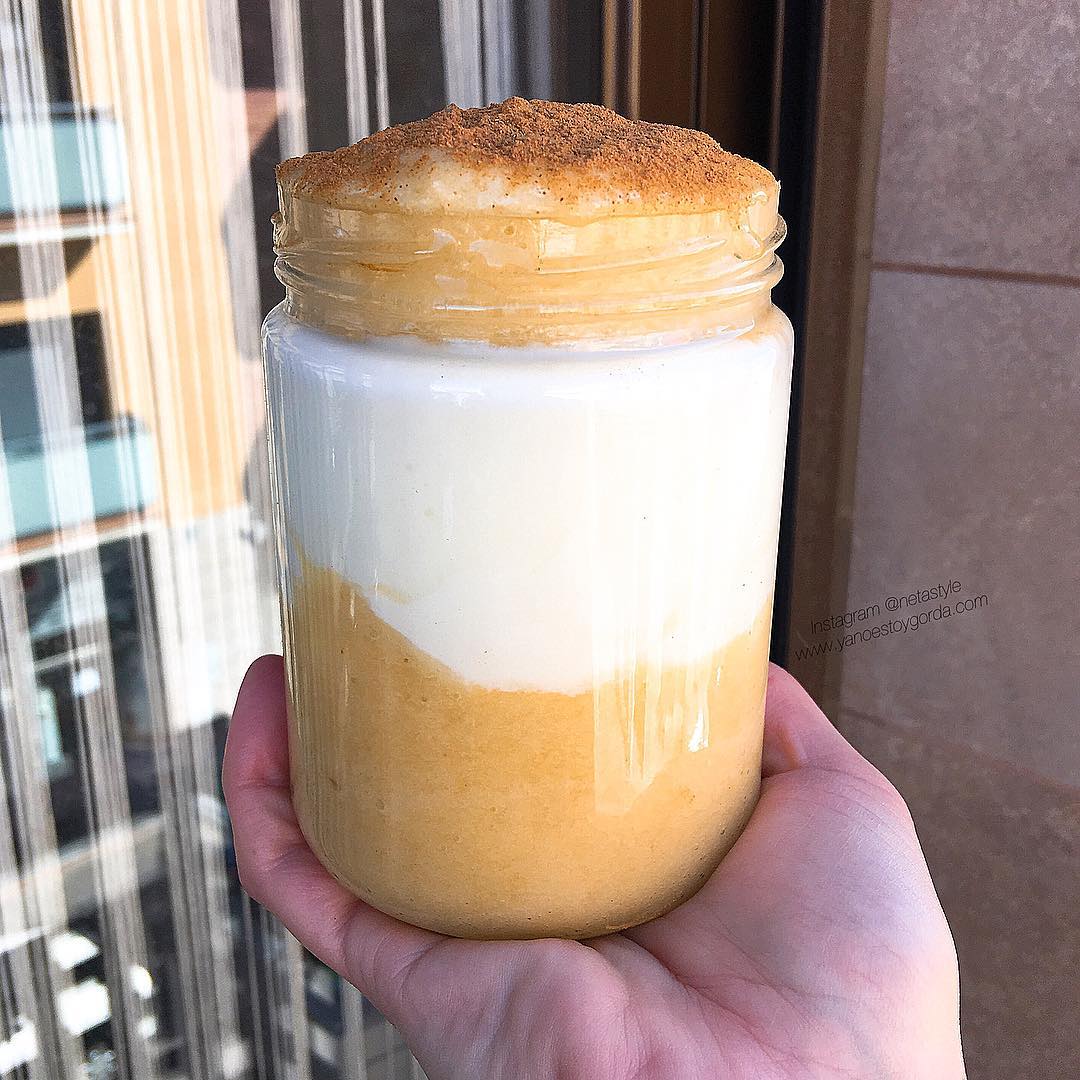 Copa de yogur proteico y salsa de piña