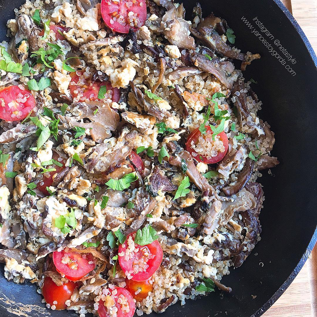 Quinoa con revuelto de huevos y setas