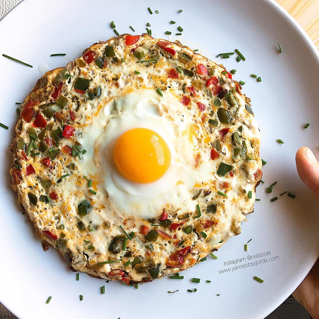 Tortilla de claras con pimientos, ajitos y huevo