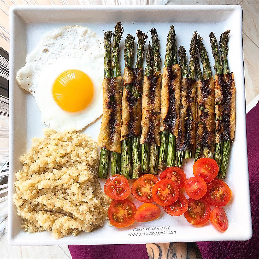 Espárragos "picantones" con fiambre de pollo al horno