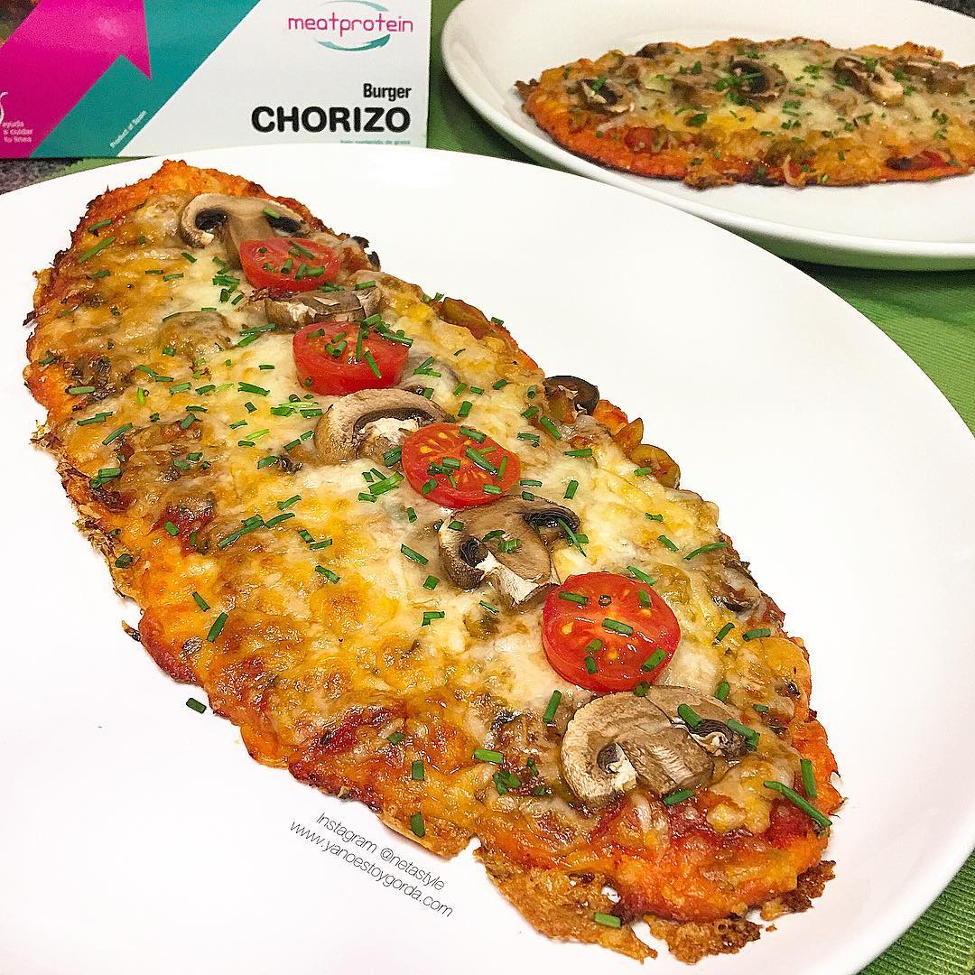 PIZZA CON BASE DE POLLO SABOR CHORIZO