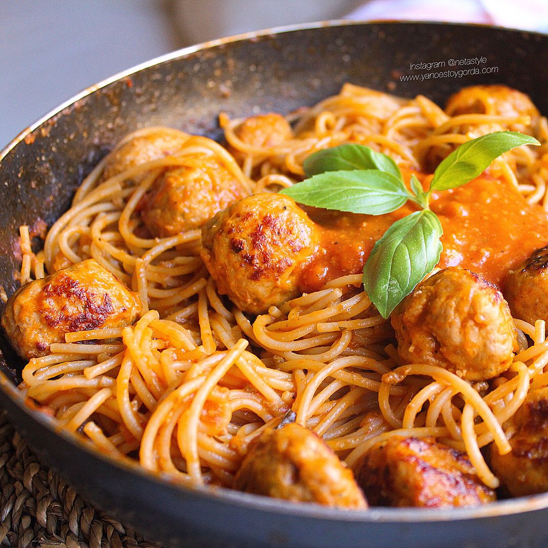 Espaguetis proteicos con albóndigas Espaguetis proteicos con albóndigas de pollo y pavo