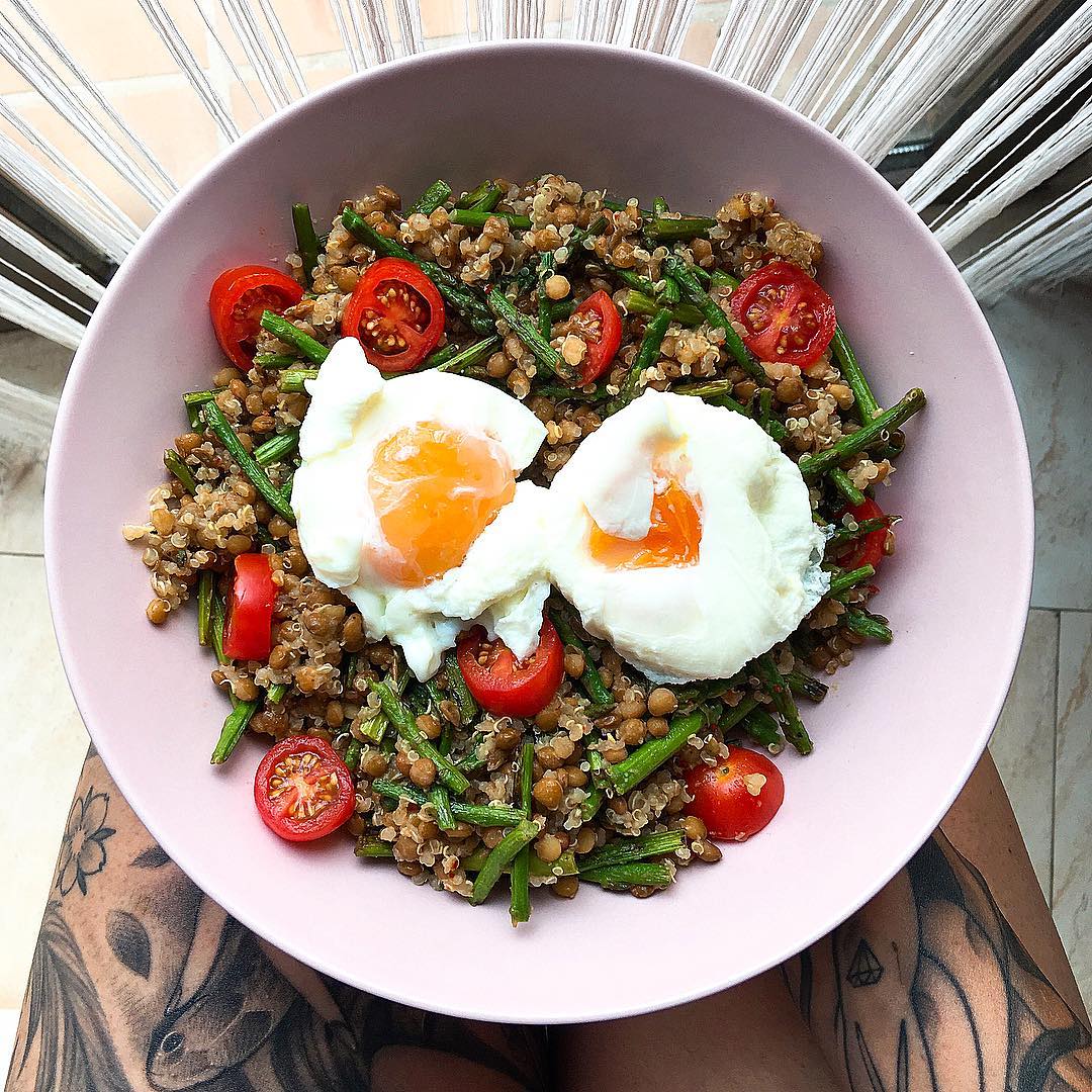 Lentejas con quinoa, espárragos, tomatitos y huevos escalfados