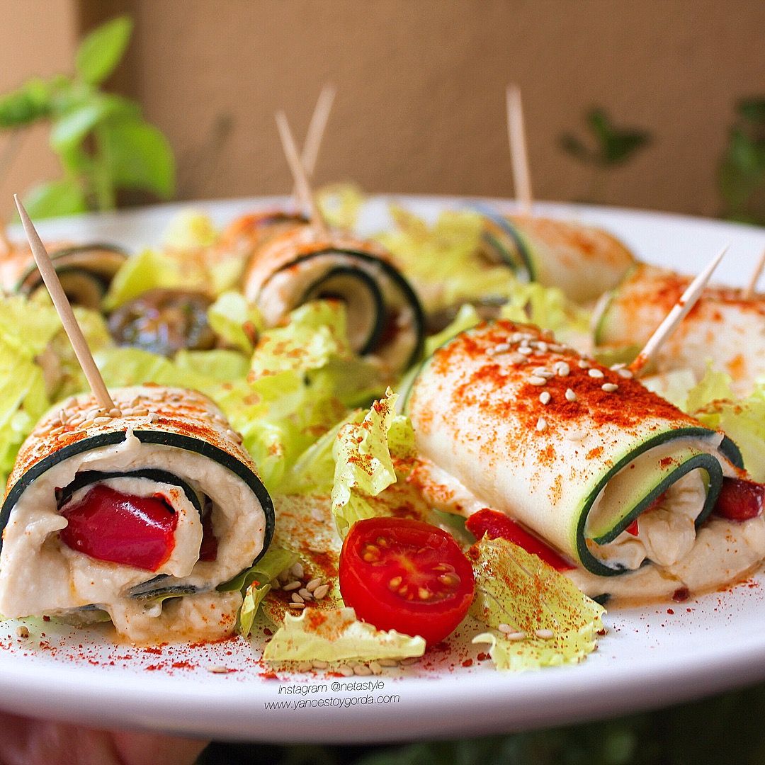 ROLLITOS DE CALABACIN Y HUMMUS