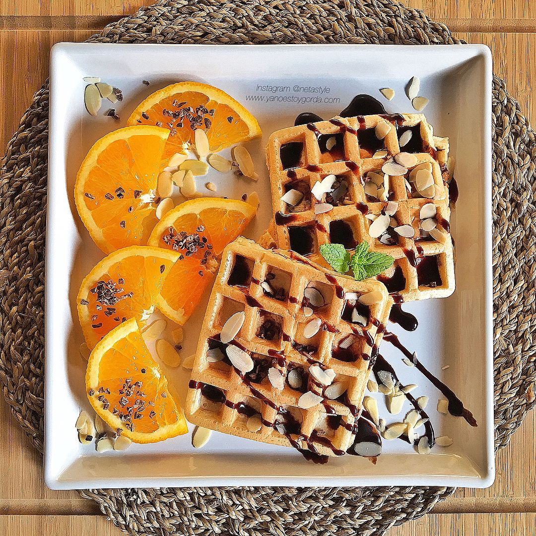 Gofres saludables de avena Gofres saludables con sirope de cacao y almendra laminada