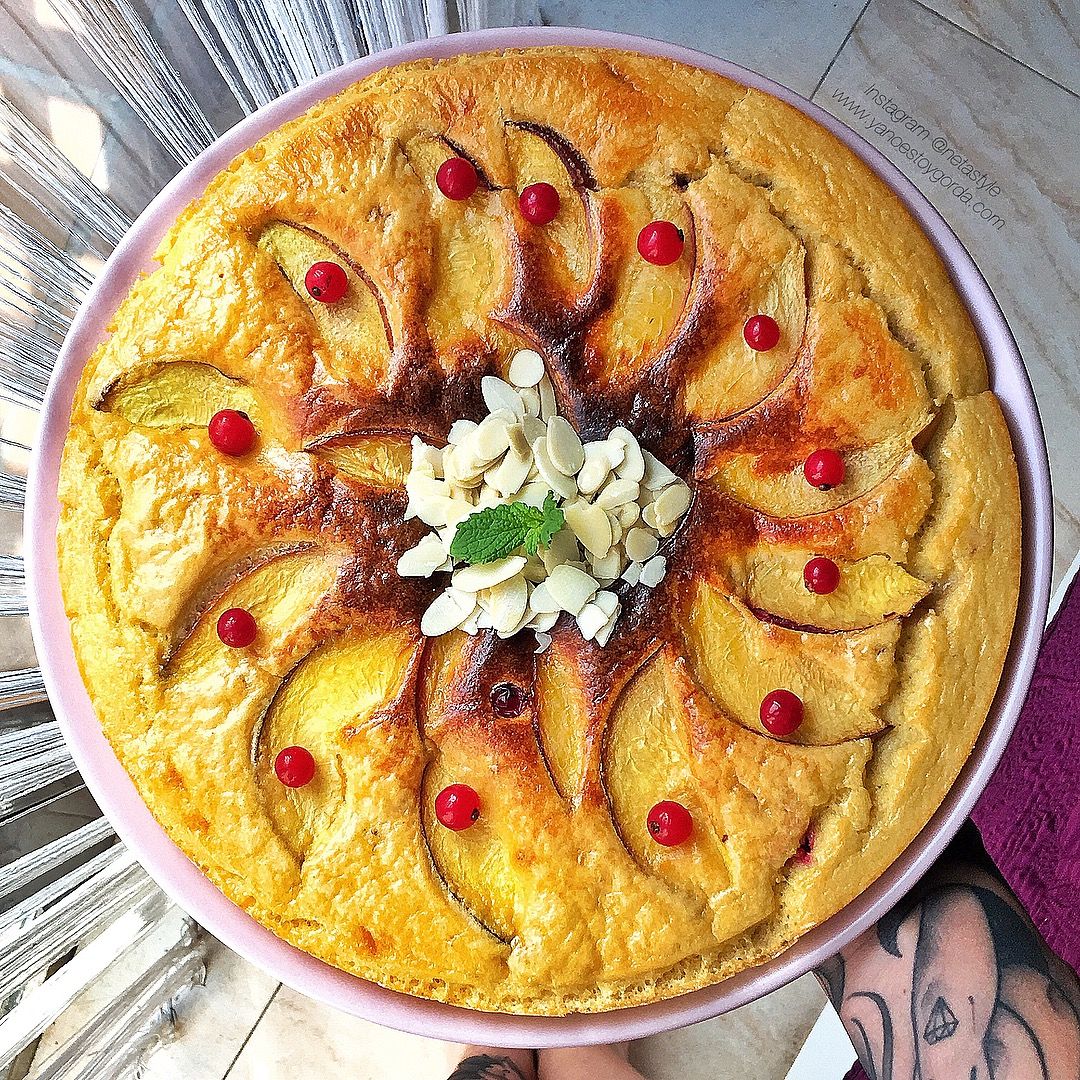 Torta esponjosa de almendra, nectarina y grosellas en la Turbo Cecofry 4D