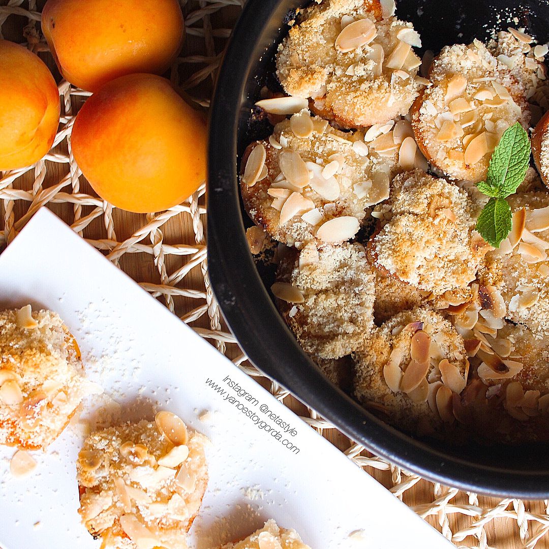 Albaricoques al horno con almendras