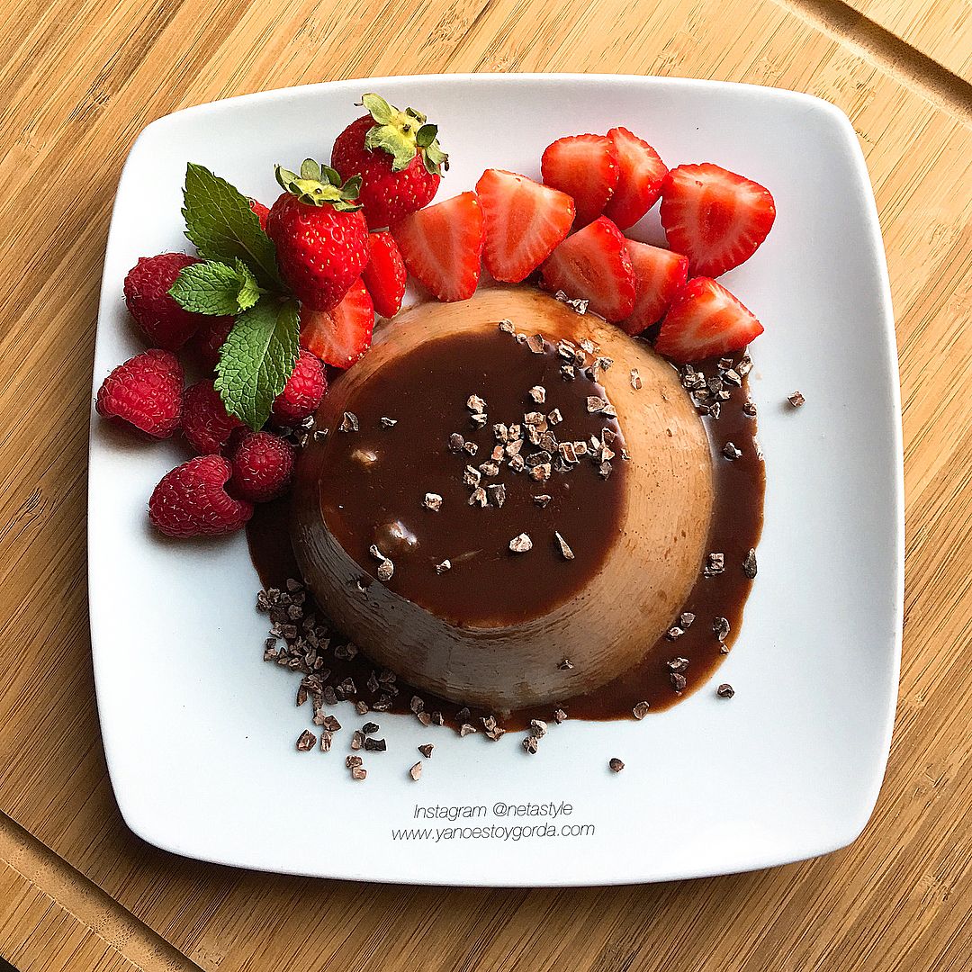 Flan proteico de gelatina Flan proteico con sirope de cacao