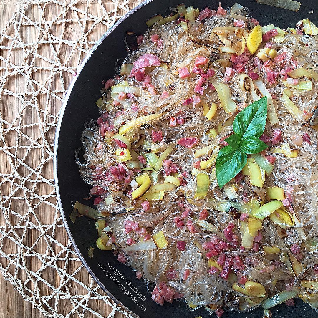 Fideos de guisante con jamón