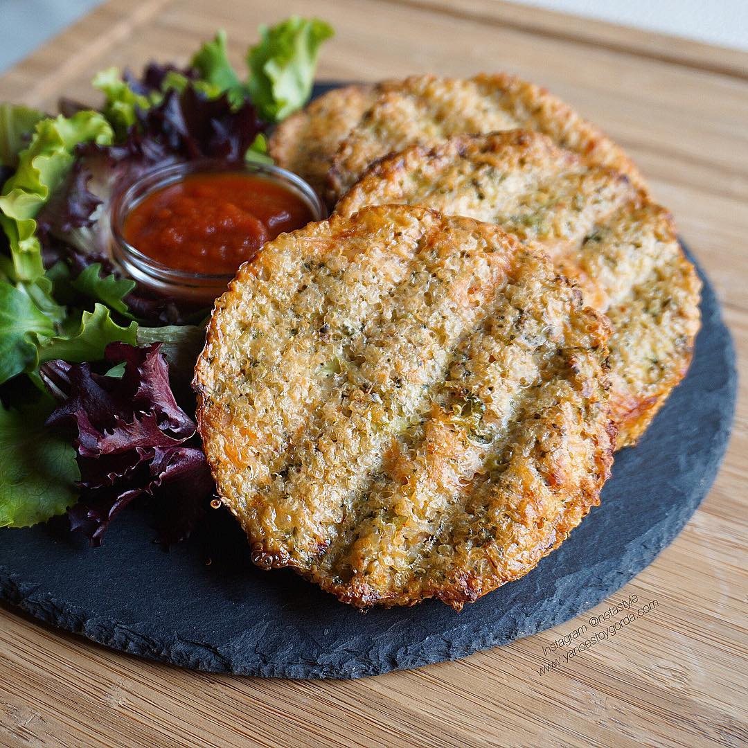 Tortitas de quinoa, brócoli y salmón ahumado al horno