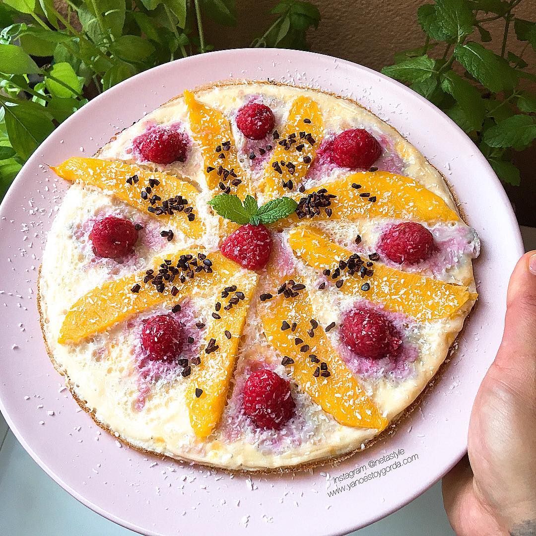 Tortilla dulce de mango y frambuesas