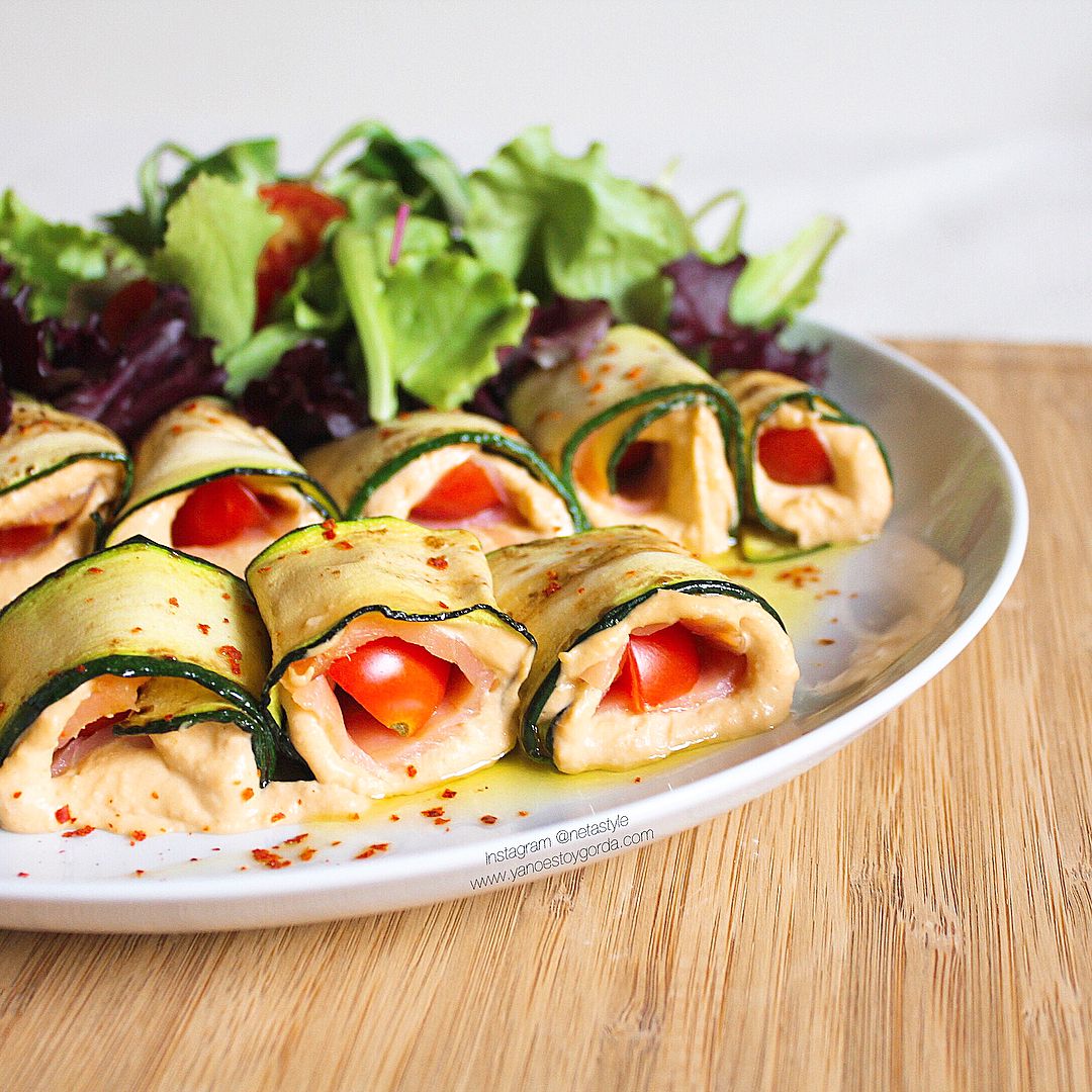 Rollitos de calabacín rellenos de hummus de pimiento asado y salmón ahumado