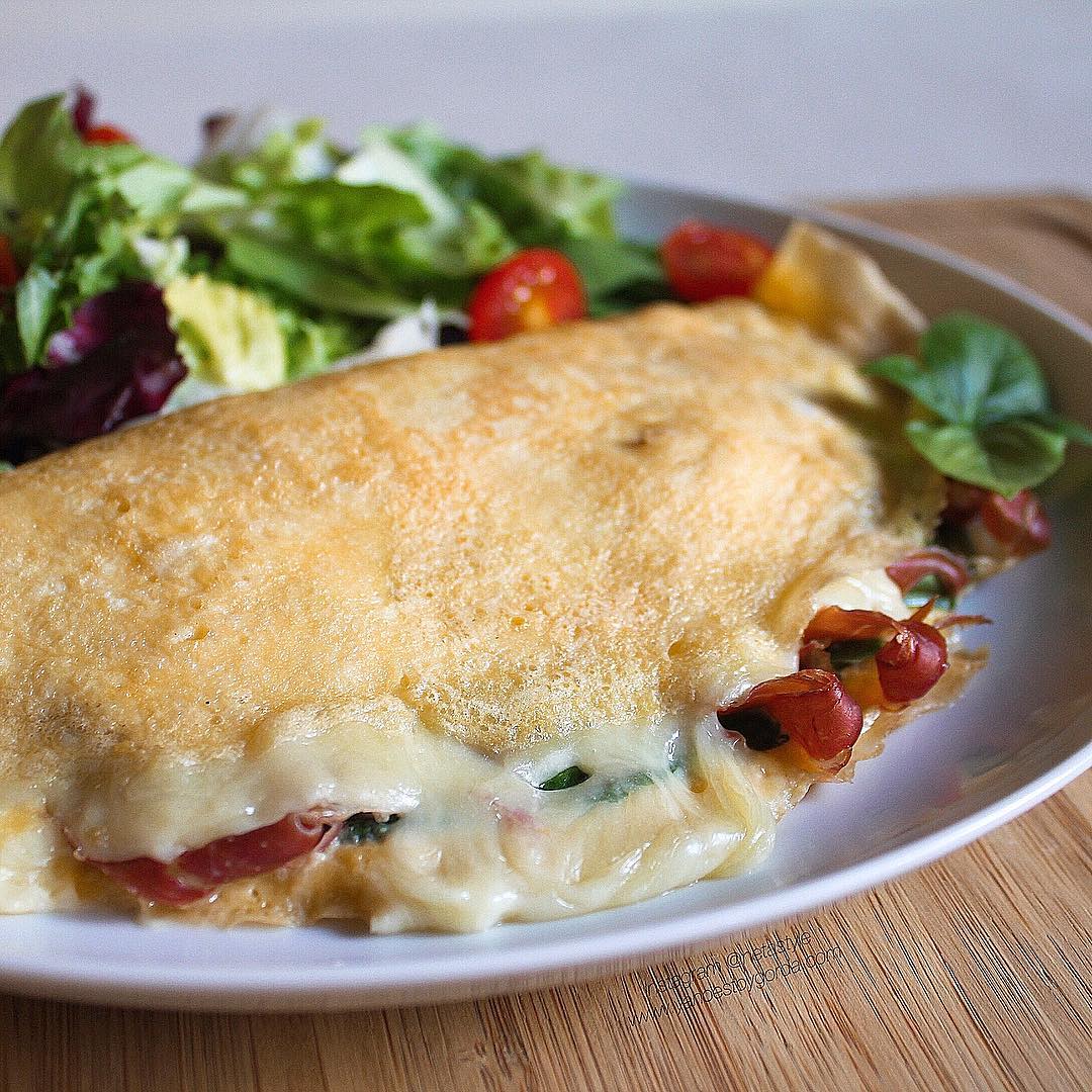5 CENAS LIGERAS Y RÁPIDAS PARA LA VUELTA A LA RUTINA Tortilla de espinacas, jamón y queso