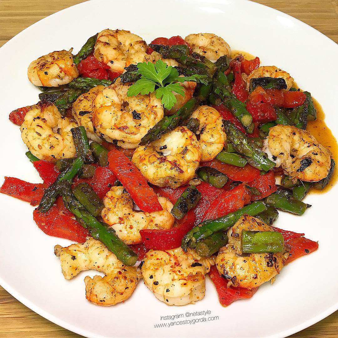 ESPÁRRAGOS CON GAMBAS Y PIMIENTOS