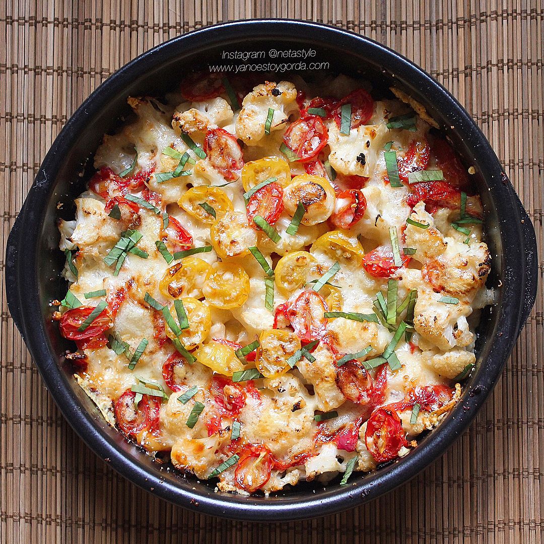 Coliflor al horno con pimientos asados y tomatitos