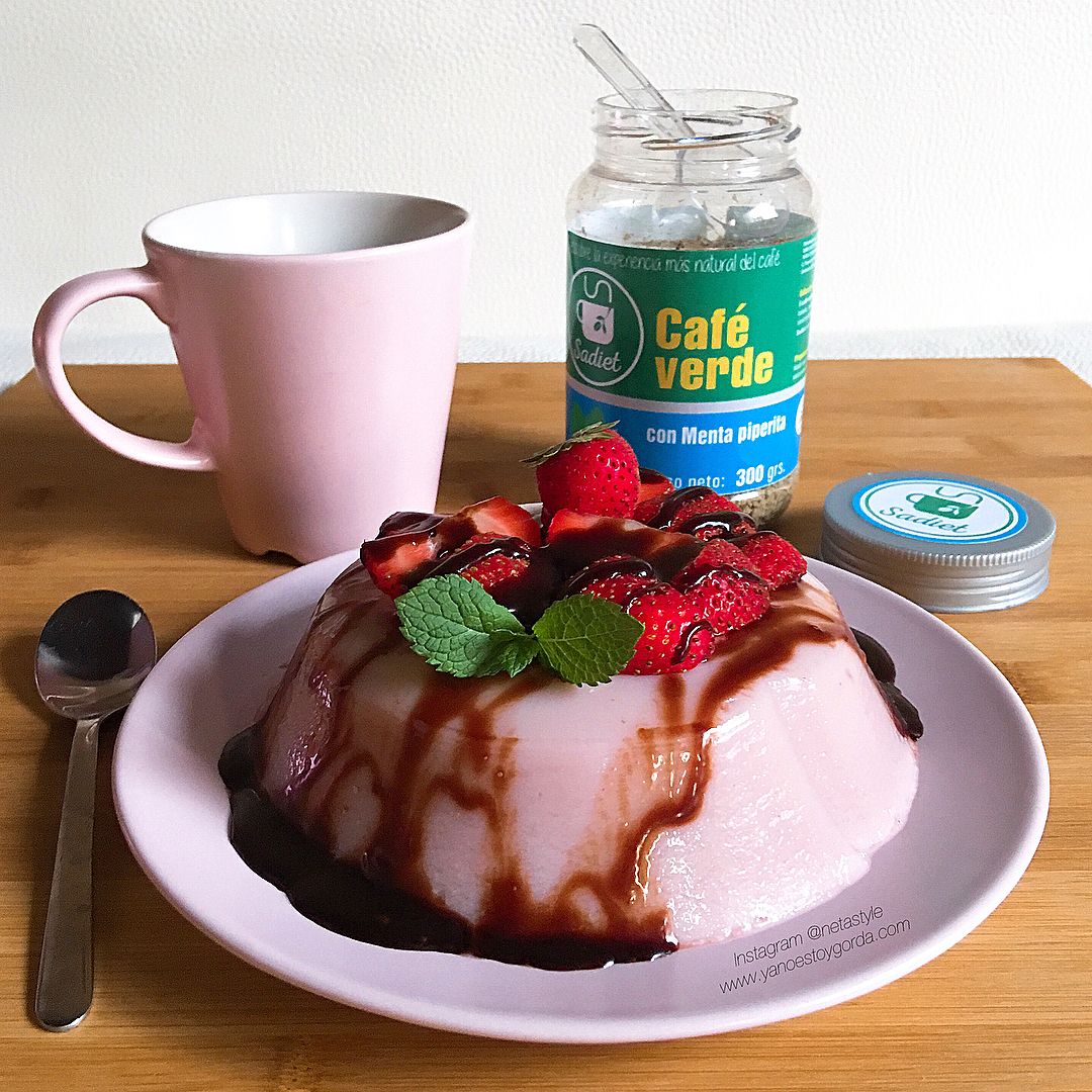 Flan de fresas y proteína sabor chocolate blanco