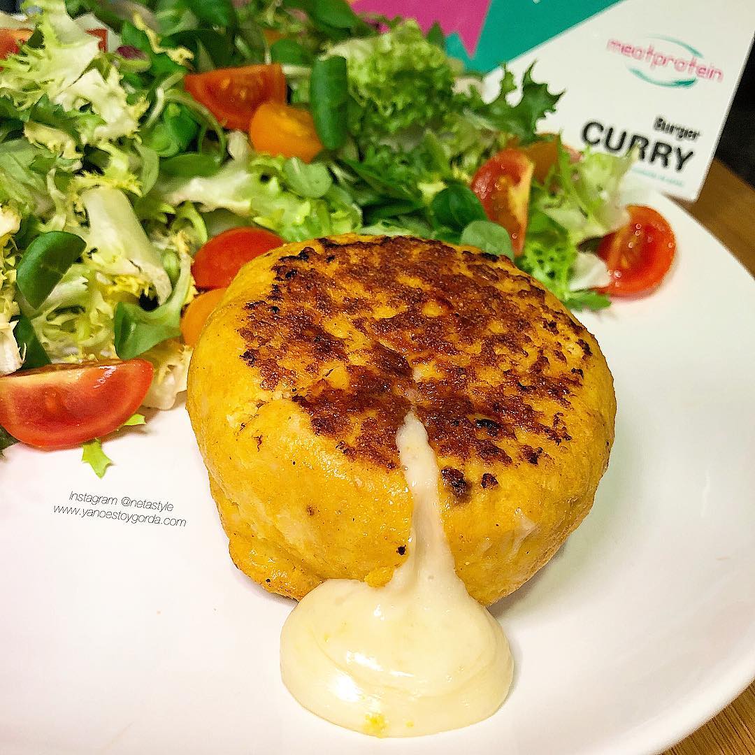 Burger de pollo al curry rellena de queso proteínico