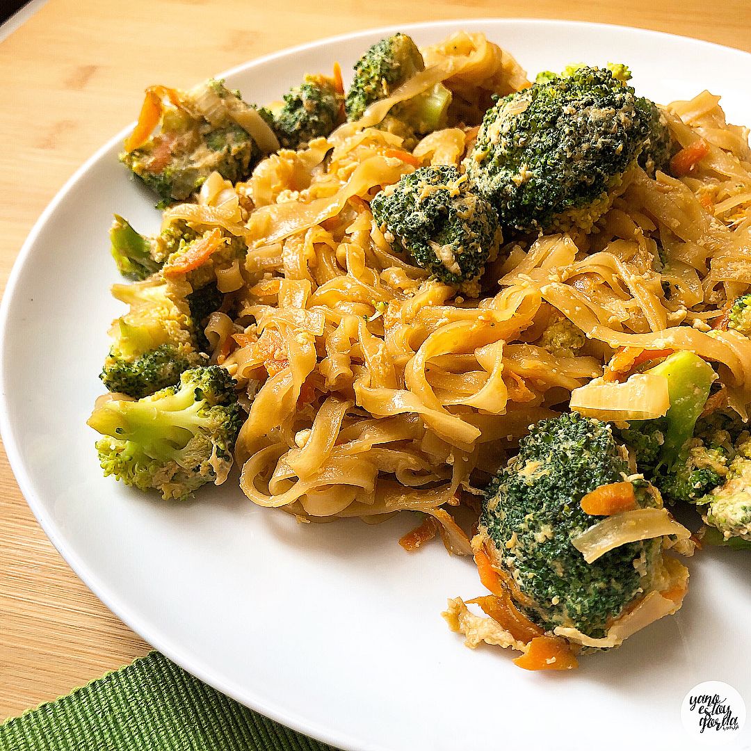 Noodles con brócoli y huevo Noodles con brócoli y huevo