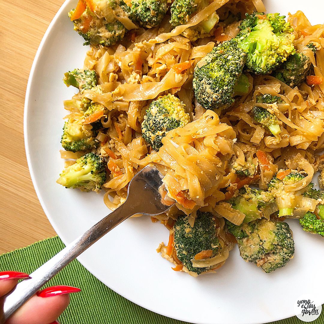 Noodles con brócoli y huevo