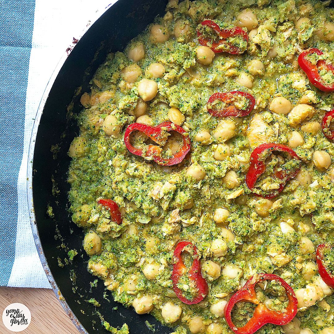 Garbanzos con brócoli y salmón al curry Garbanzos cocidos con brócoli y salmón al curry