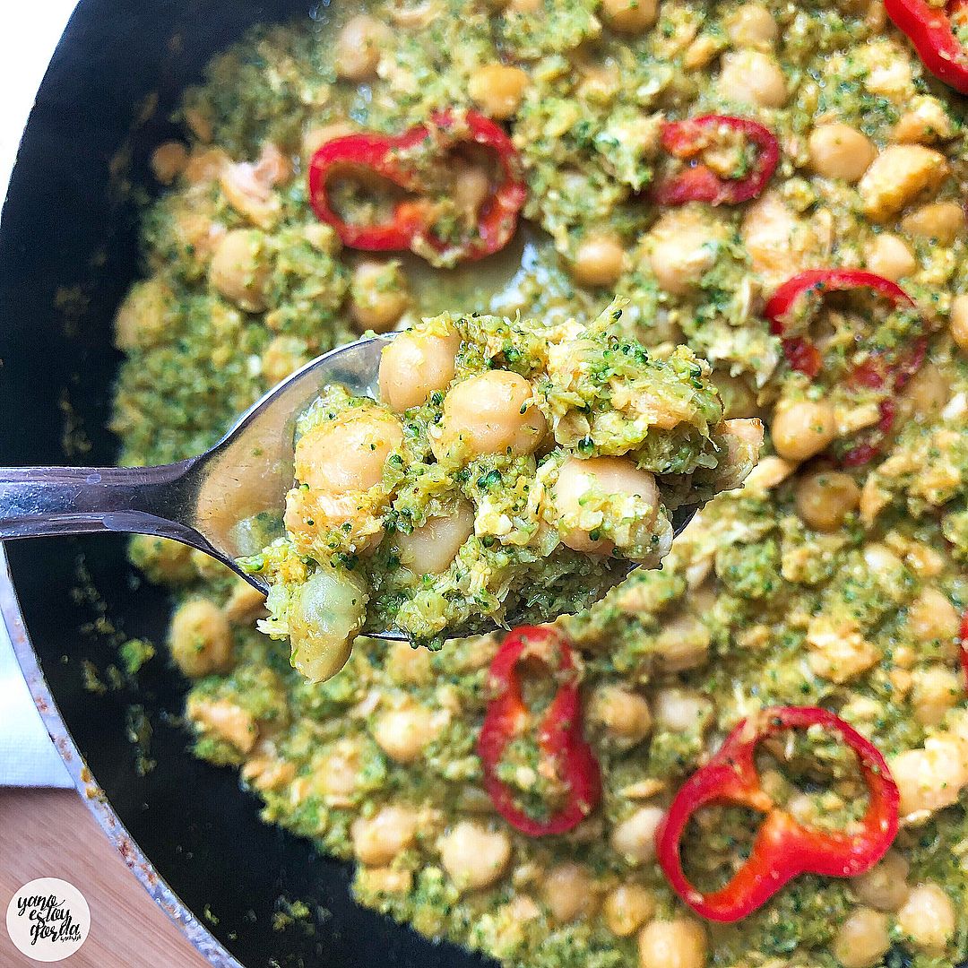 Garbanzos cocidos con brócoli y salmón al curry