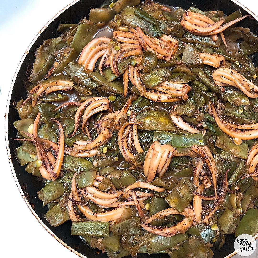 JUDÍAS VERDES CON PATITAS DE CALAMAR