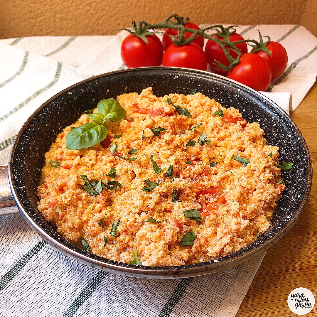 HUEVOS REVUELTOS CON TOMATE Y ALBAHACA width="1080"