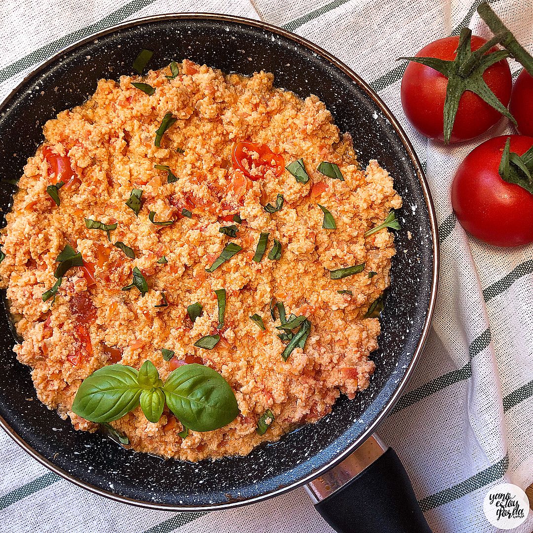 HUEVOS REVUELTOS CON TOMATE Y ALBAHACA