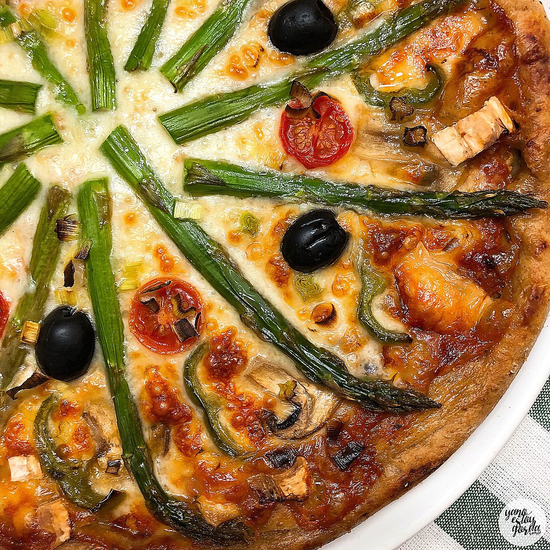 Pizza de espelta integral con espárragos Pizza de espelta integral con espárragos