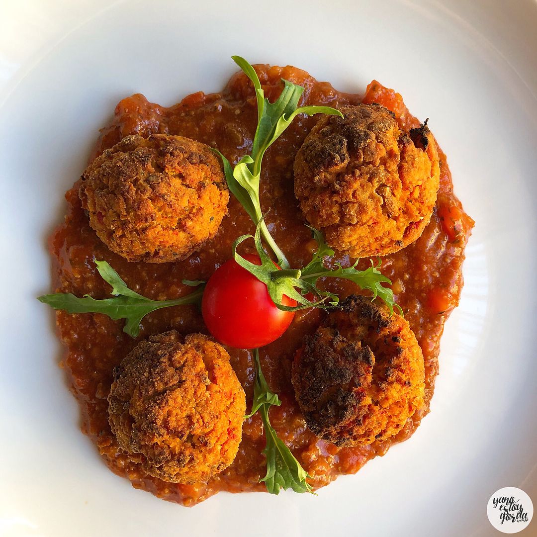 BOLITAS DE SOJA TEXTURIZADA Y PIMIENTOS AL HORNO